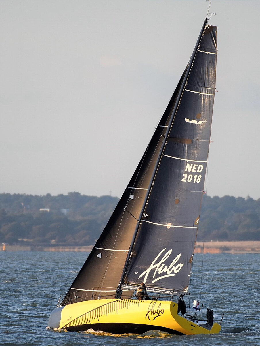 Hubo Upwind from windward stern.jpg