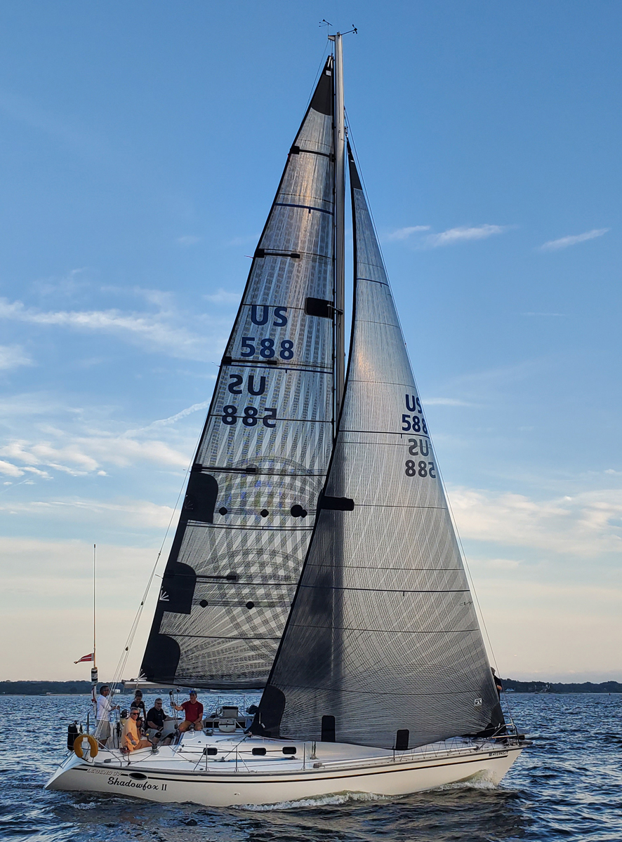 X-Drive Carbon Black main and genoa. Carbon reinforcing yarns run continuously between the corners of the sails and the cross cut laminate panels are made with black aramid fibers.